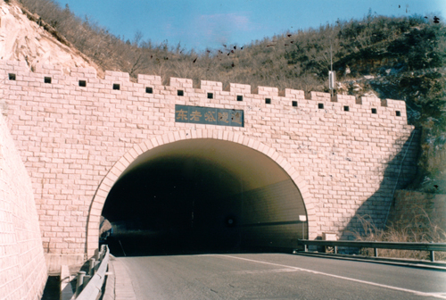北京-八达岭高速东老峪隧道